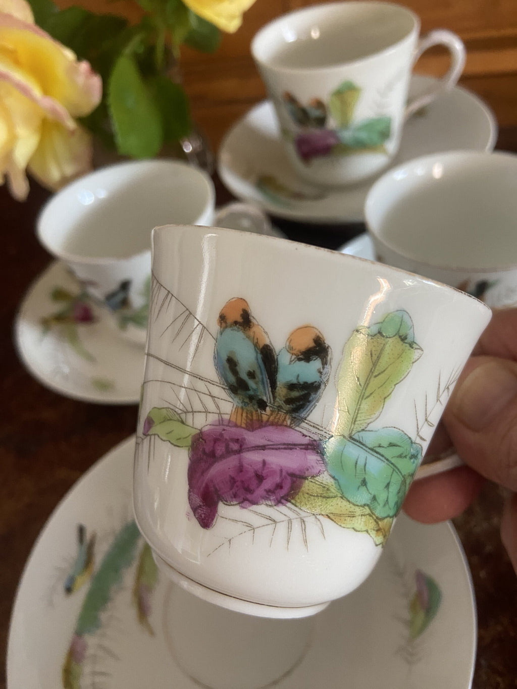 4 tazas de café en porcelana decoradas con pajaros.