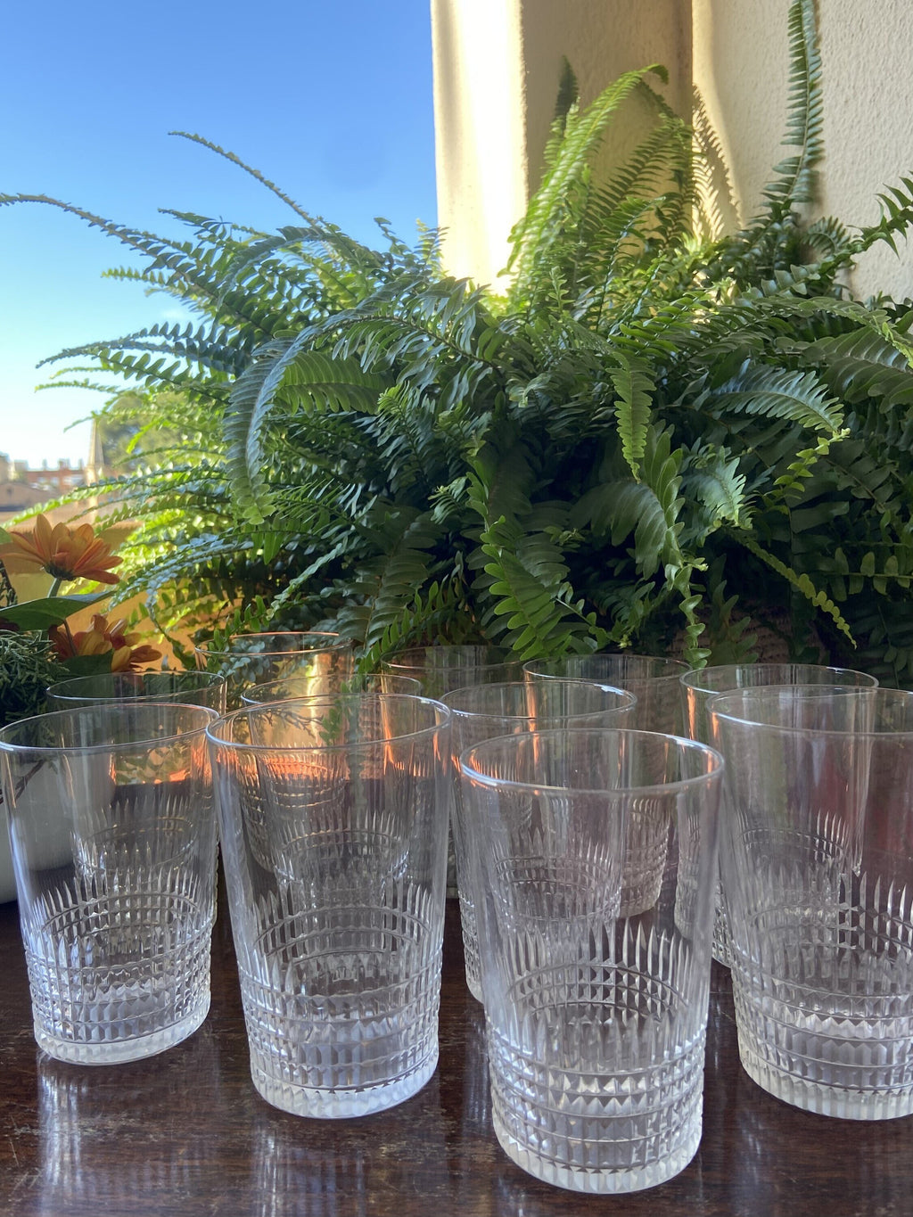 11 vasos de cristal con talla geométrica en la base.
