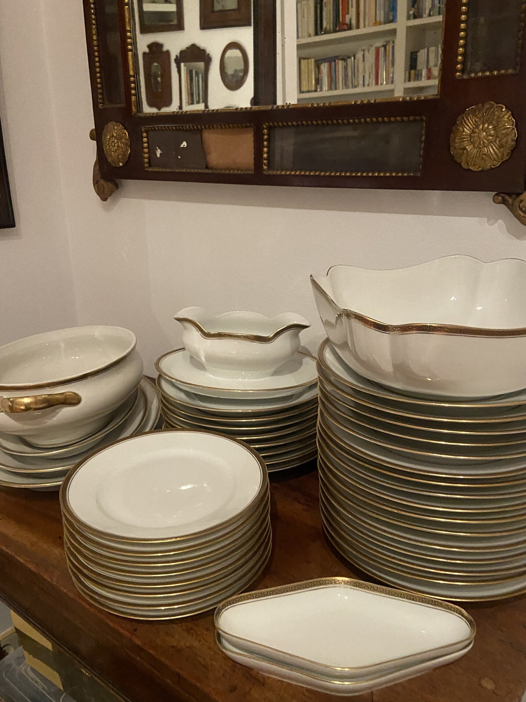 Vajilla en porcelana blanca con filo dorado "Bidasoa". para 8 comensales
