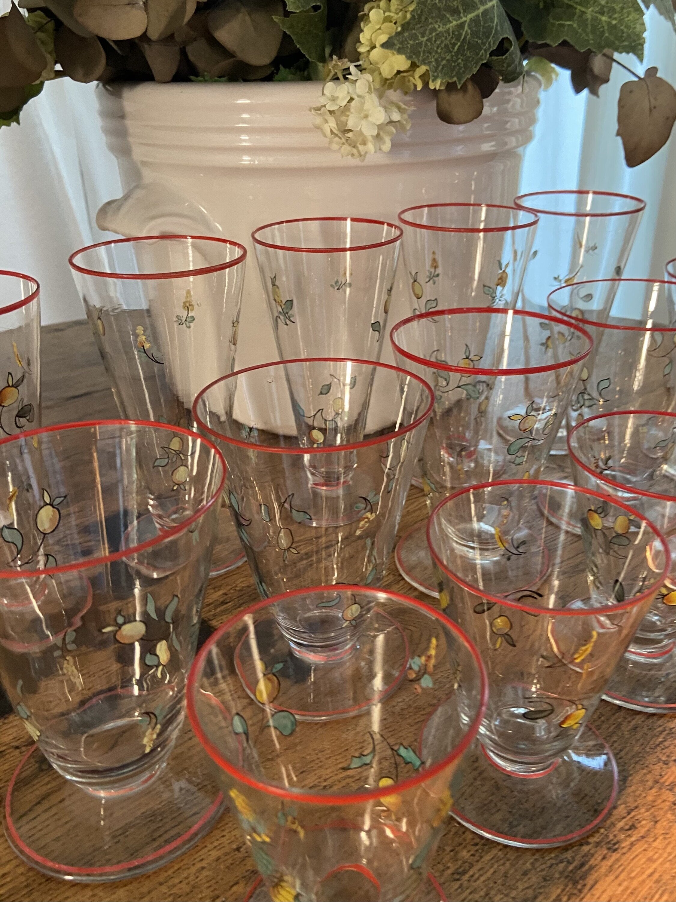 5 copas de agua, 5 de vino y 5 de cava, en vidrio soplado y pintado a mano.