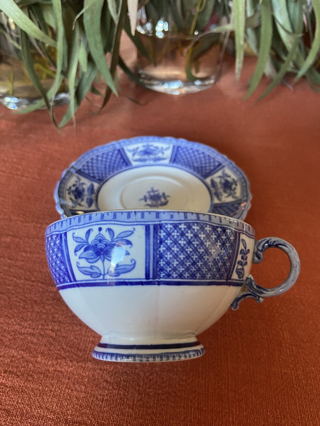 2 trios con taza de té en loza francesa "Sarreguemines".