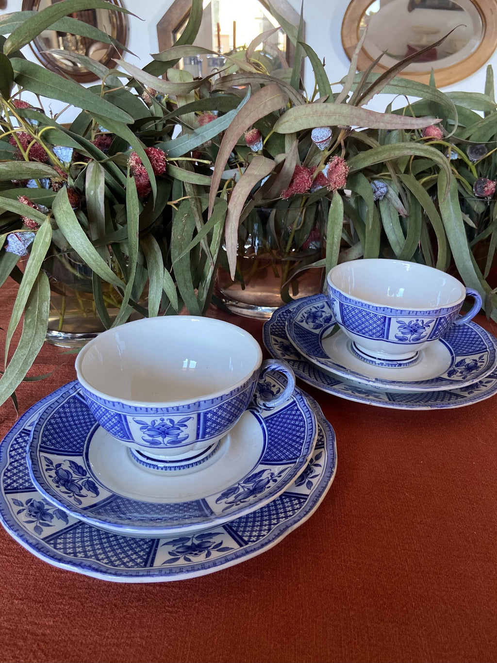 2 trios con tazas de desayuno loza francesa "Sarreguemines".