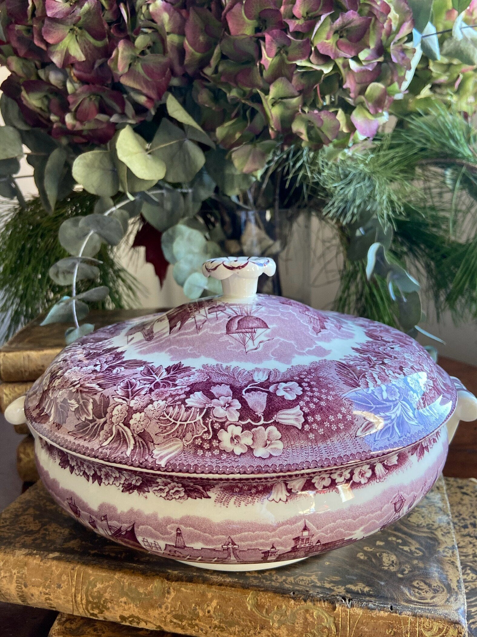 Vela en legumbrera de loza inglesa "Wedgwood".