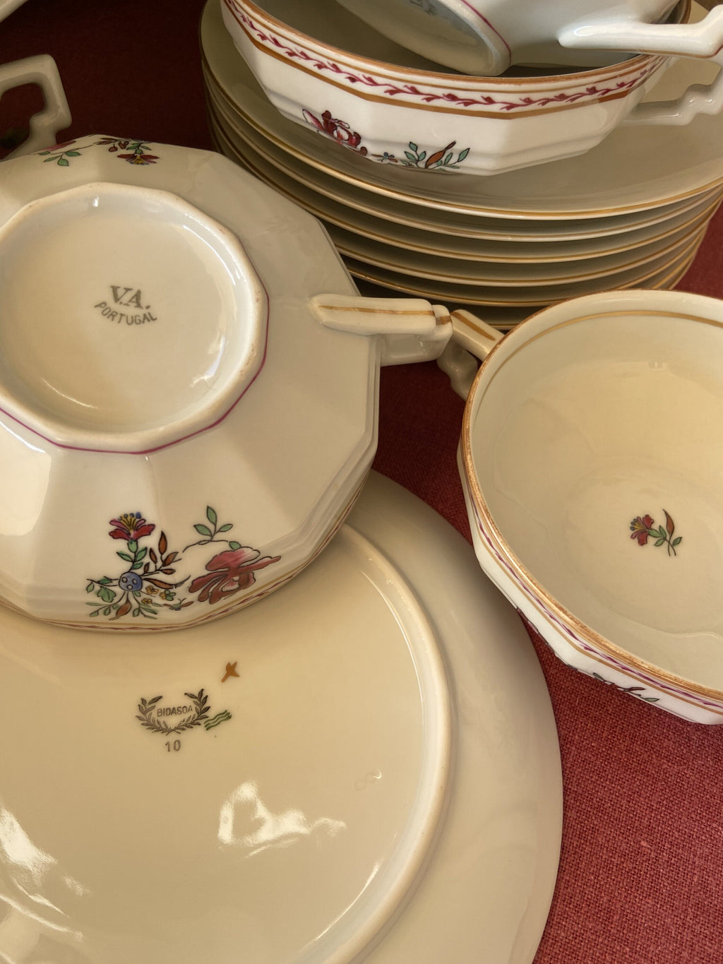 8 tazas de consomé en porcelana "Vista Alegre"