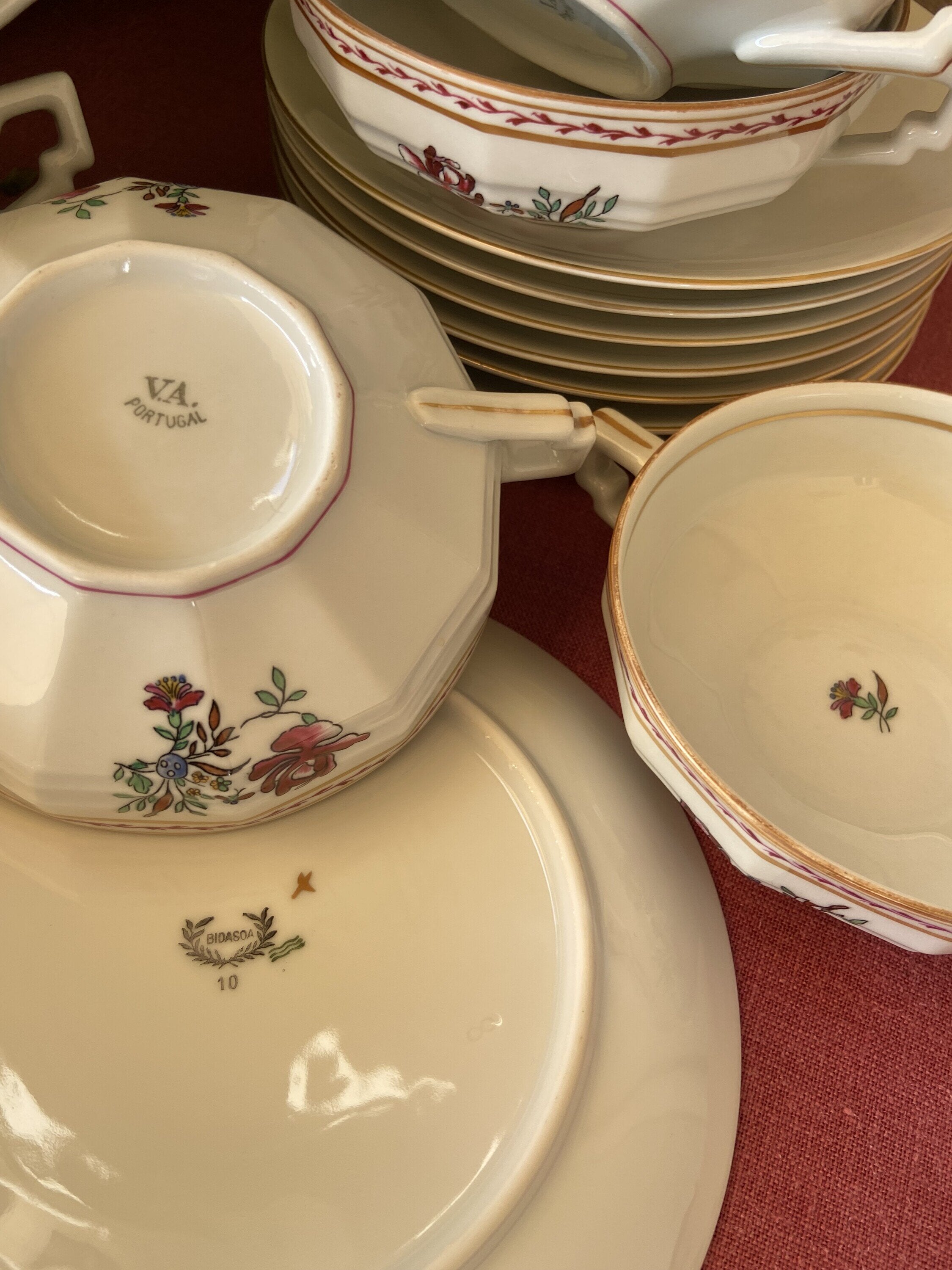 8 tazas de consomé en porcelana "Vista Alegre"