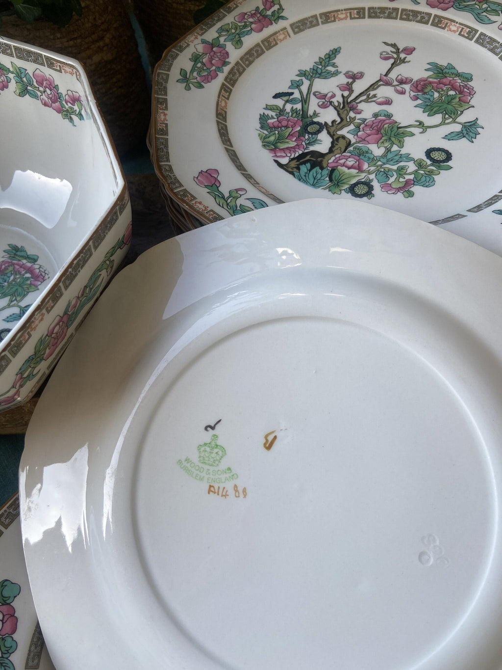 Vajilla en fina porcelana inglesa "Wood & Sons"