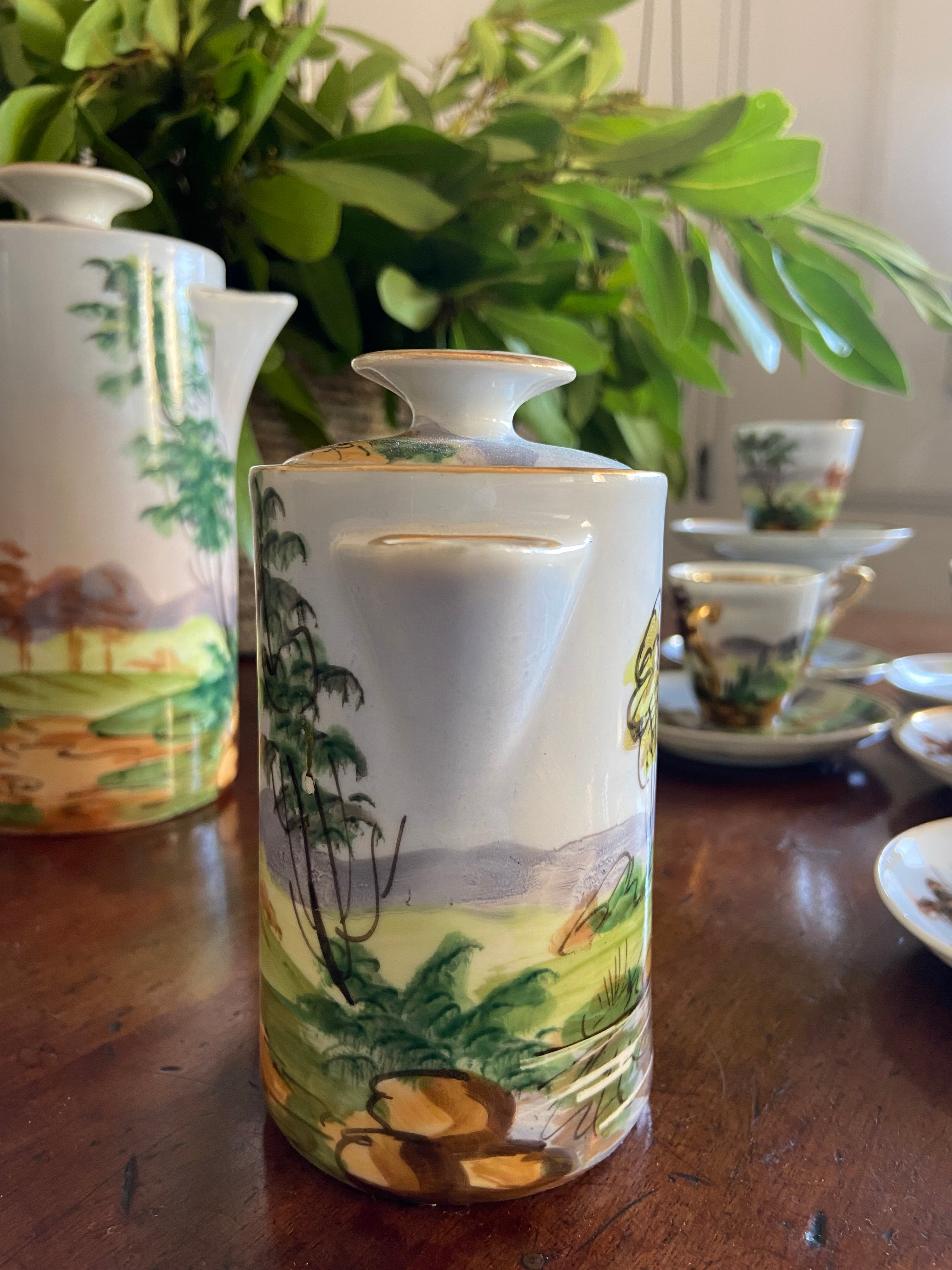 Cafetera, lechera y 6 tazas con plato en porcelana de Limoges