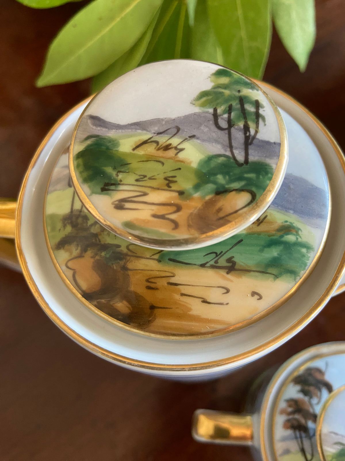 Cafetera, lechera y 6 tazas con plato en porcelana de Limoges