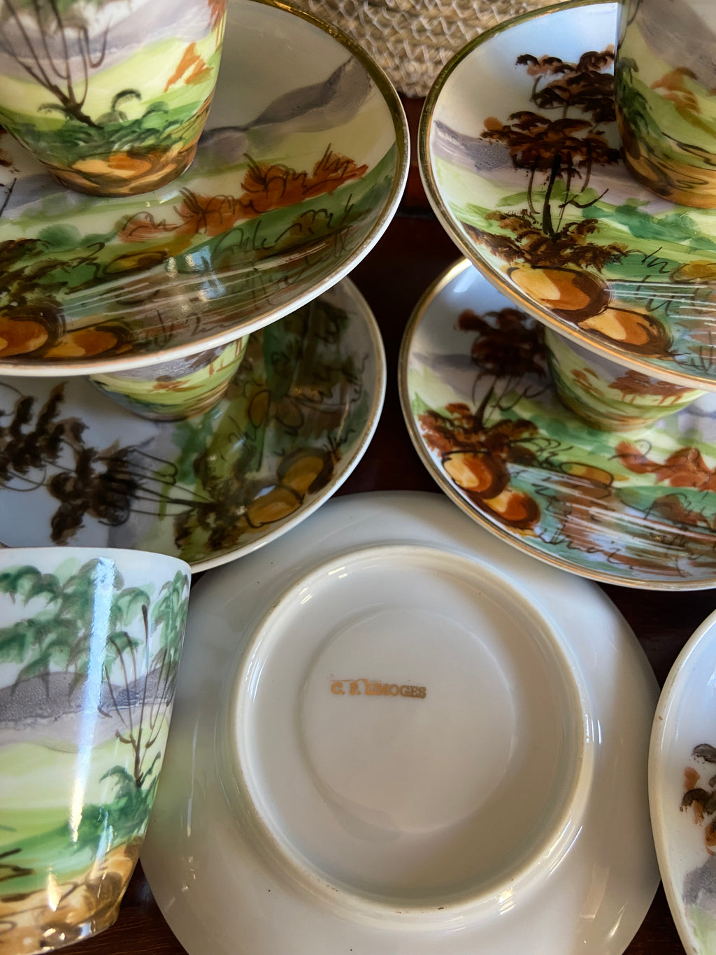 Cafetera, lechera y 6 tazas con plato en porcelana de Limoges
