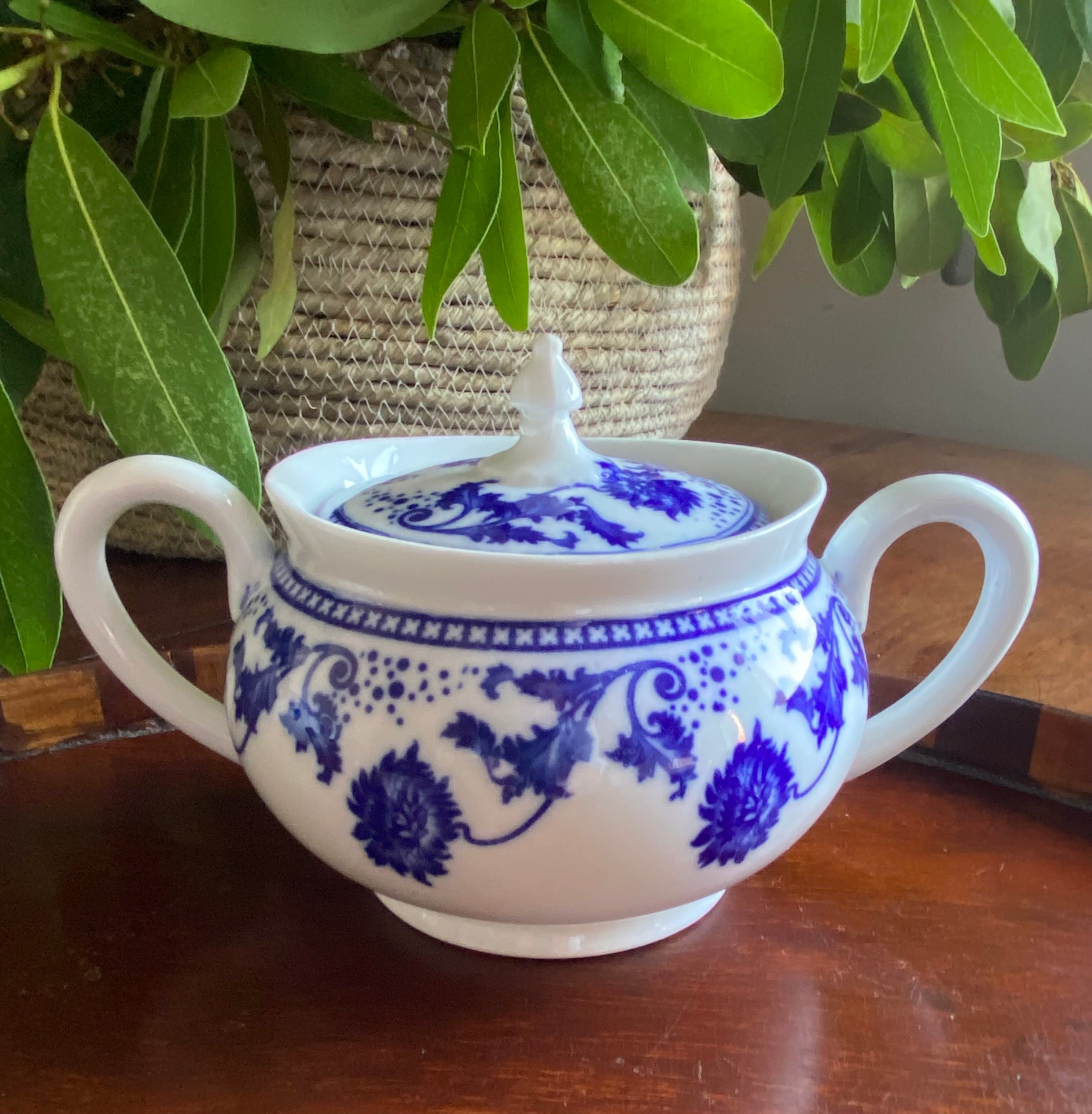 Tetera, lechera y azucarero en fina porcelana inglesa "Ansley"