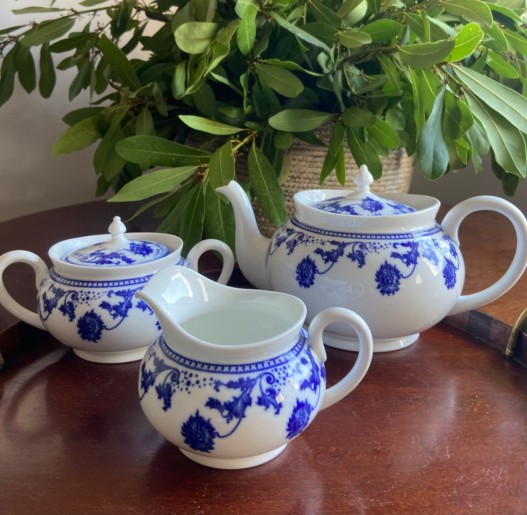 Tetera, lechera y azucarero en fina porcelana inglesa "Ansley"