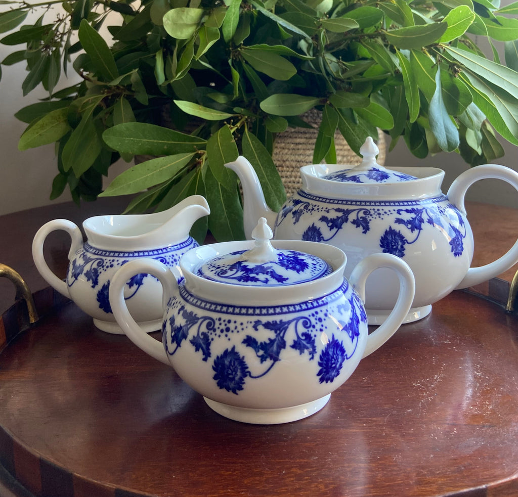 Tetera, lechera y azucarero en fina porcelana inglesa "Ansley"