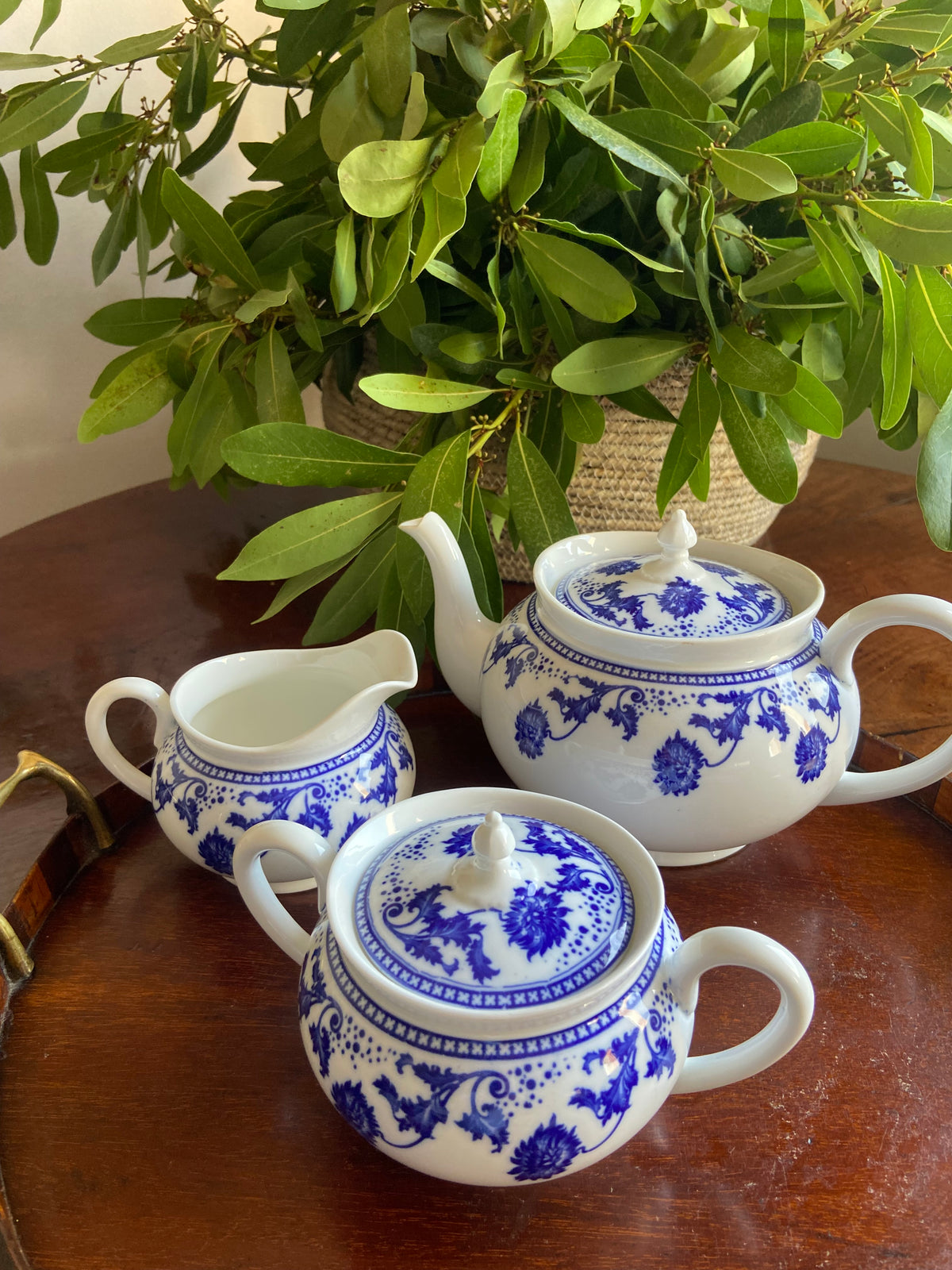 Tetera, lechera y azucarero en fina porcelana inglesa "Ansley"