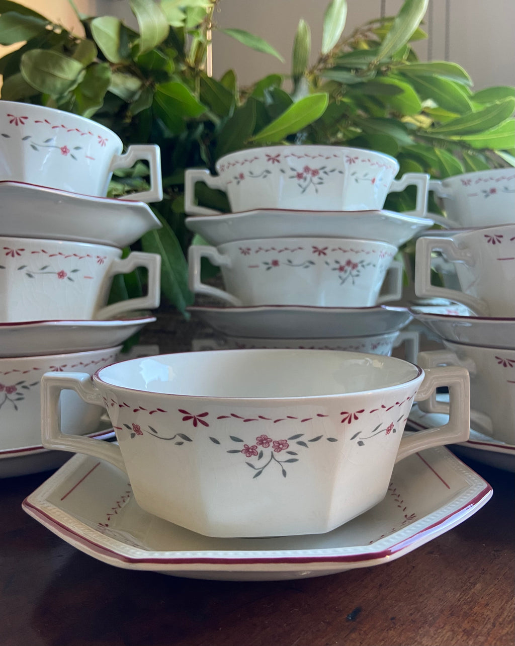 12 tazas consomé en loza inglesa "Johnson Brothers"