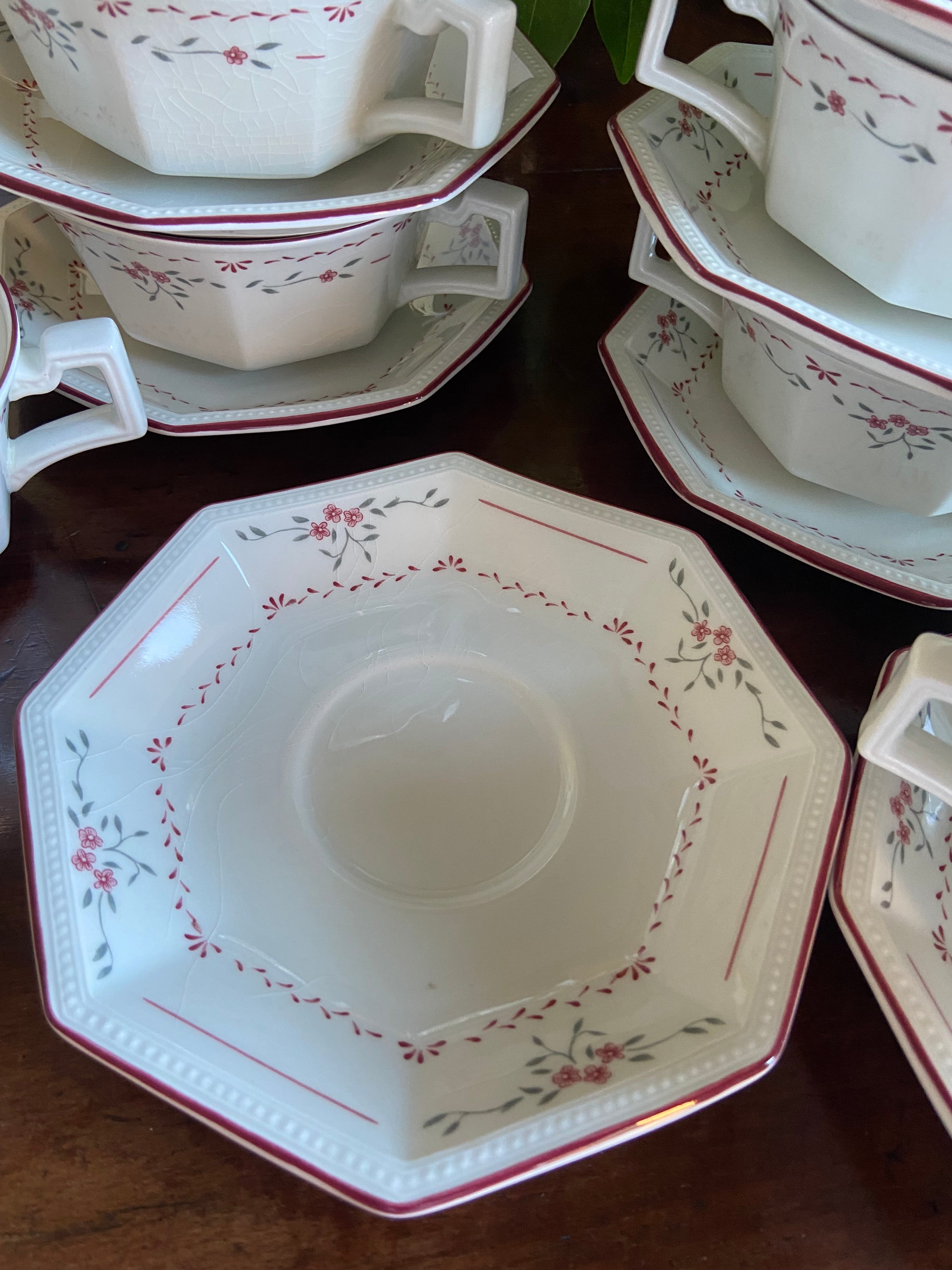 12 tazas consomé en loza inglesa "Johnson Brothers"