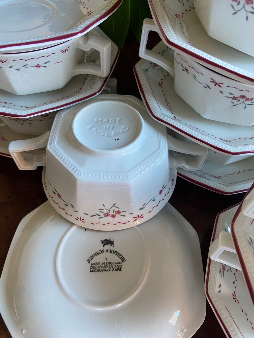 12 tazas consomé en loza inglesa "Johnson Brothers"