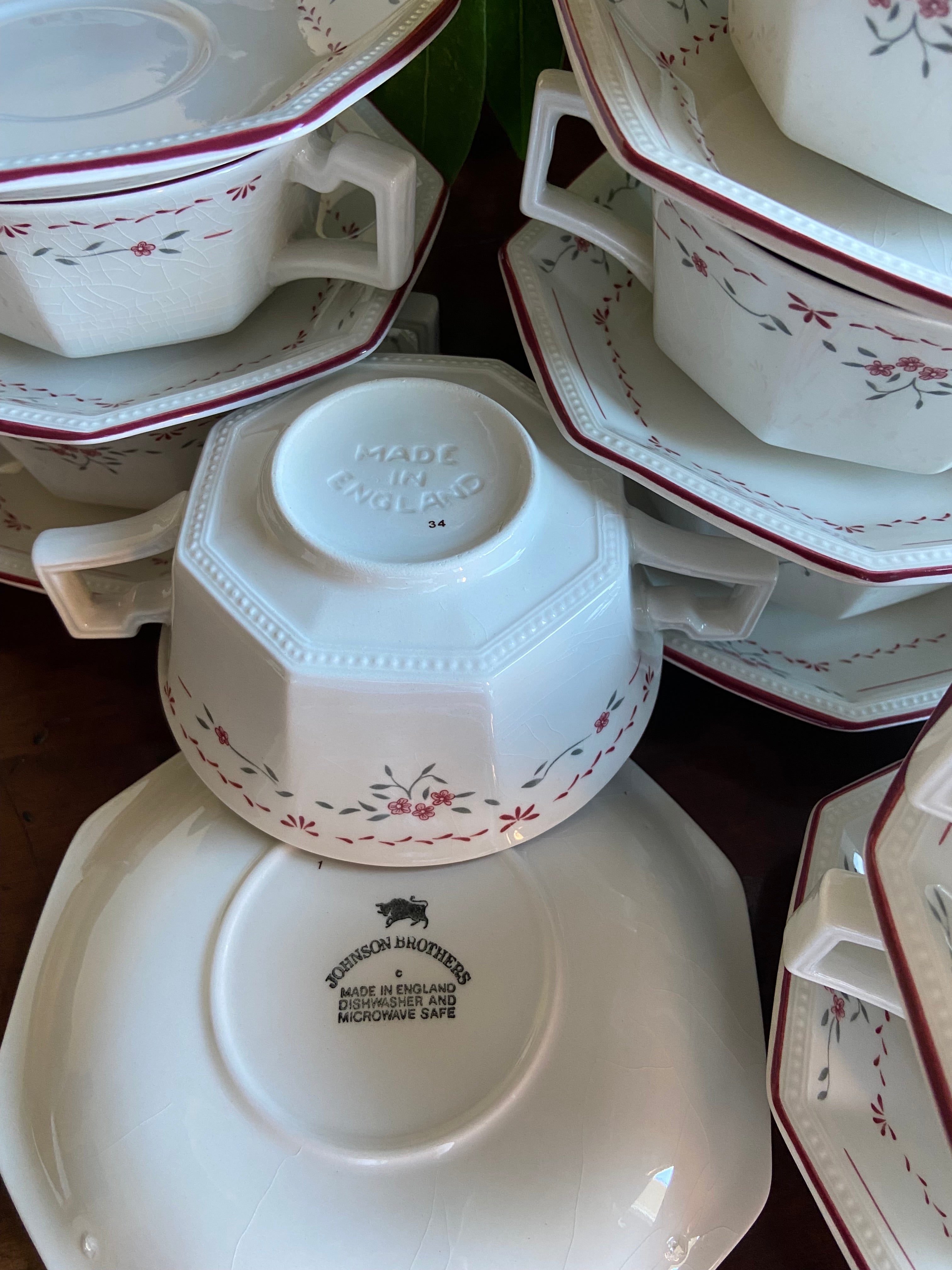 12 tazas consomé en loza inglesa "Johnson Brothers"