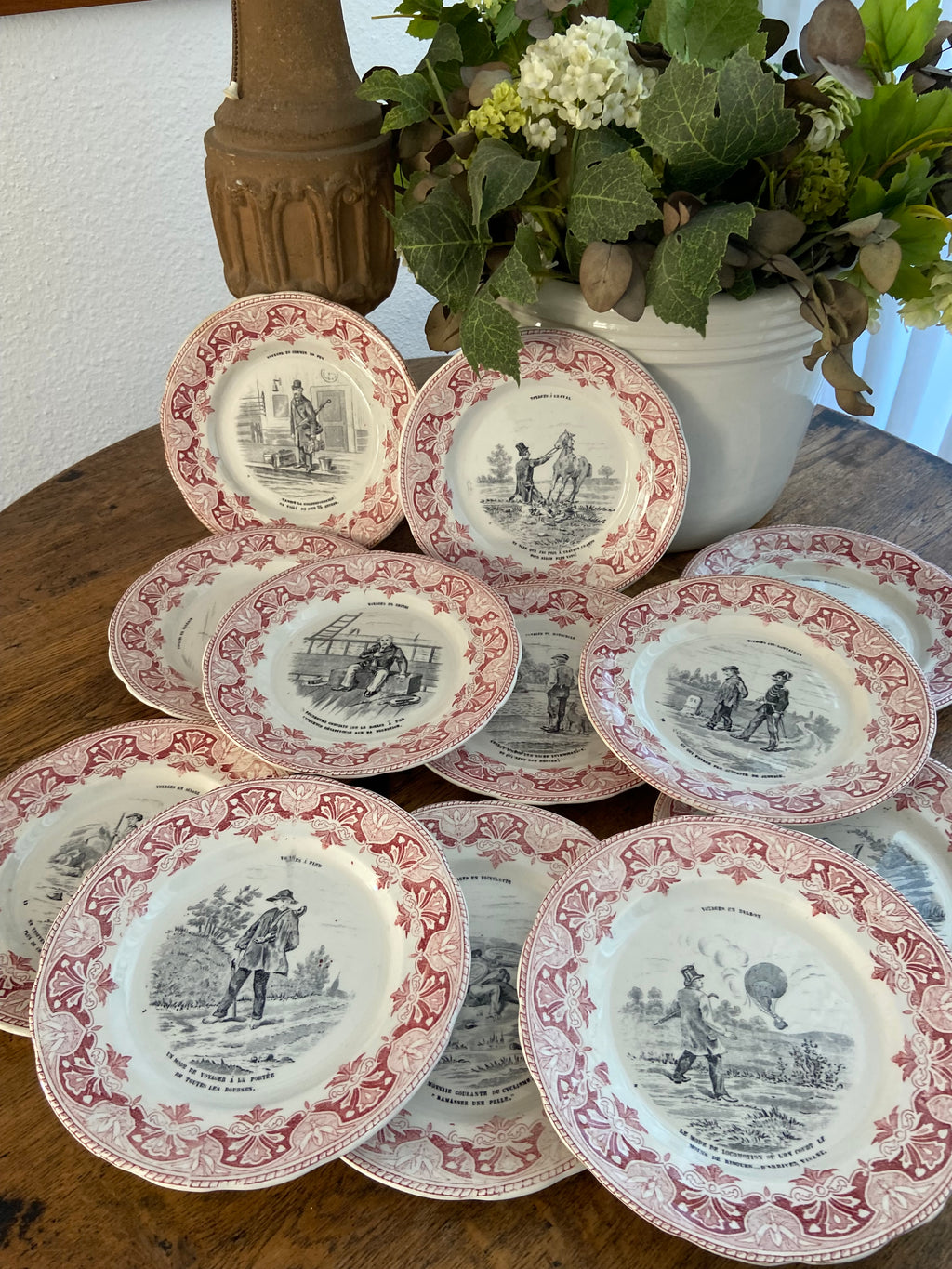Juego de 12 platos parlantes de viajes en loza francesa "Terre de Fer"