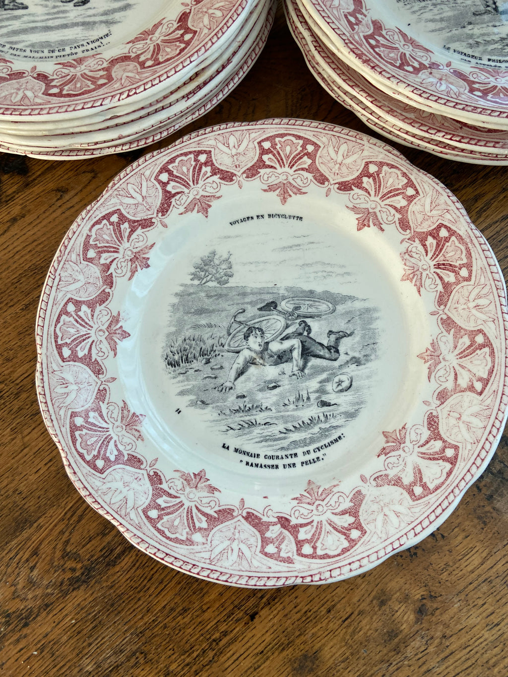 Juego de 12 platos parlantes de viajes en loza francesa "Terre de Fer"