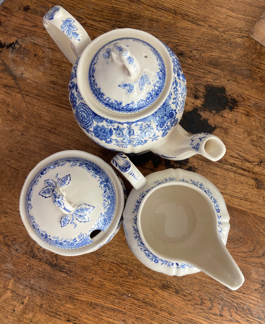 Tetera, lechera y azucarero en loza alemana "Villeroy & Boch" Burgenland.