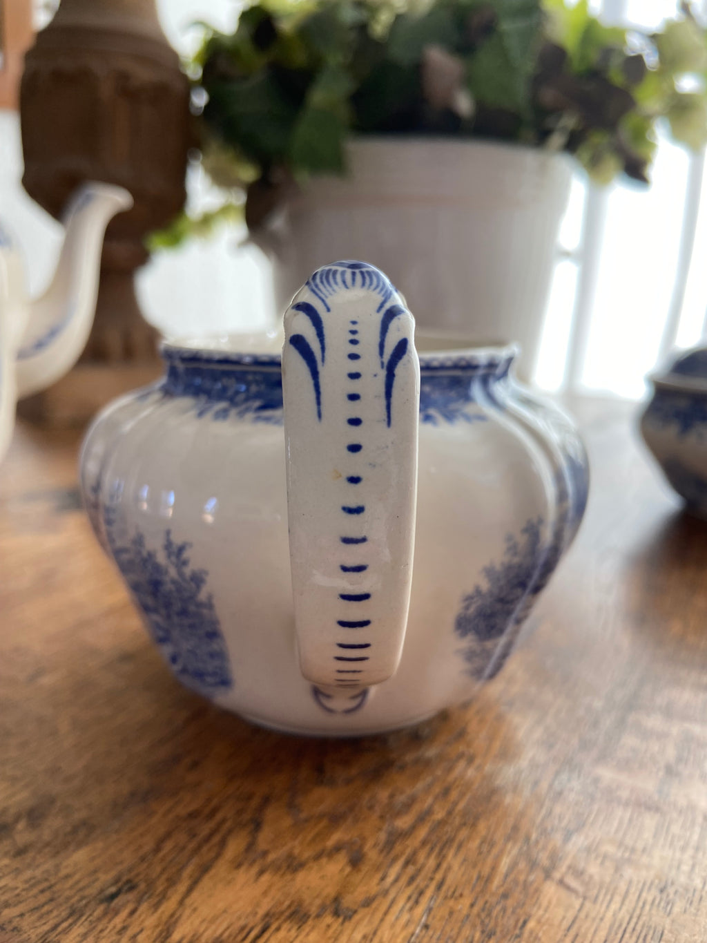 Tetera, lechera y azucarero en loza alemana "Villeroy & Boch" Burgenland.