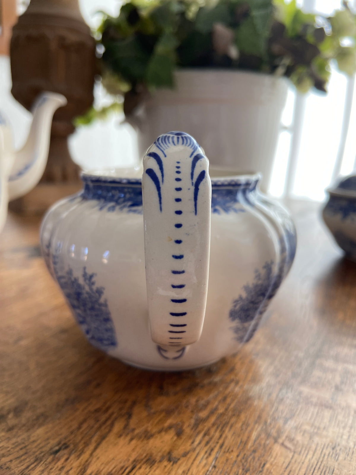 Tetera, lechera y azucarero en loza alemana "Villeroy & Boch" Burgenland.
