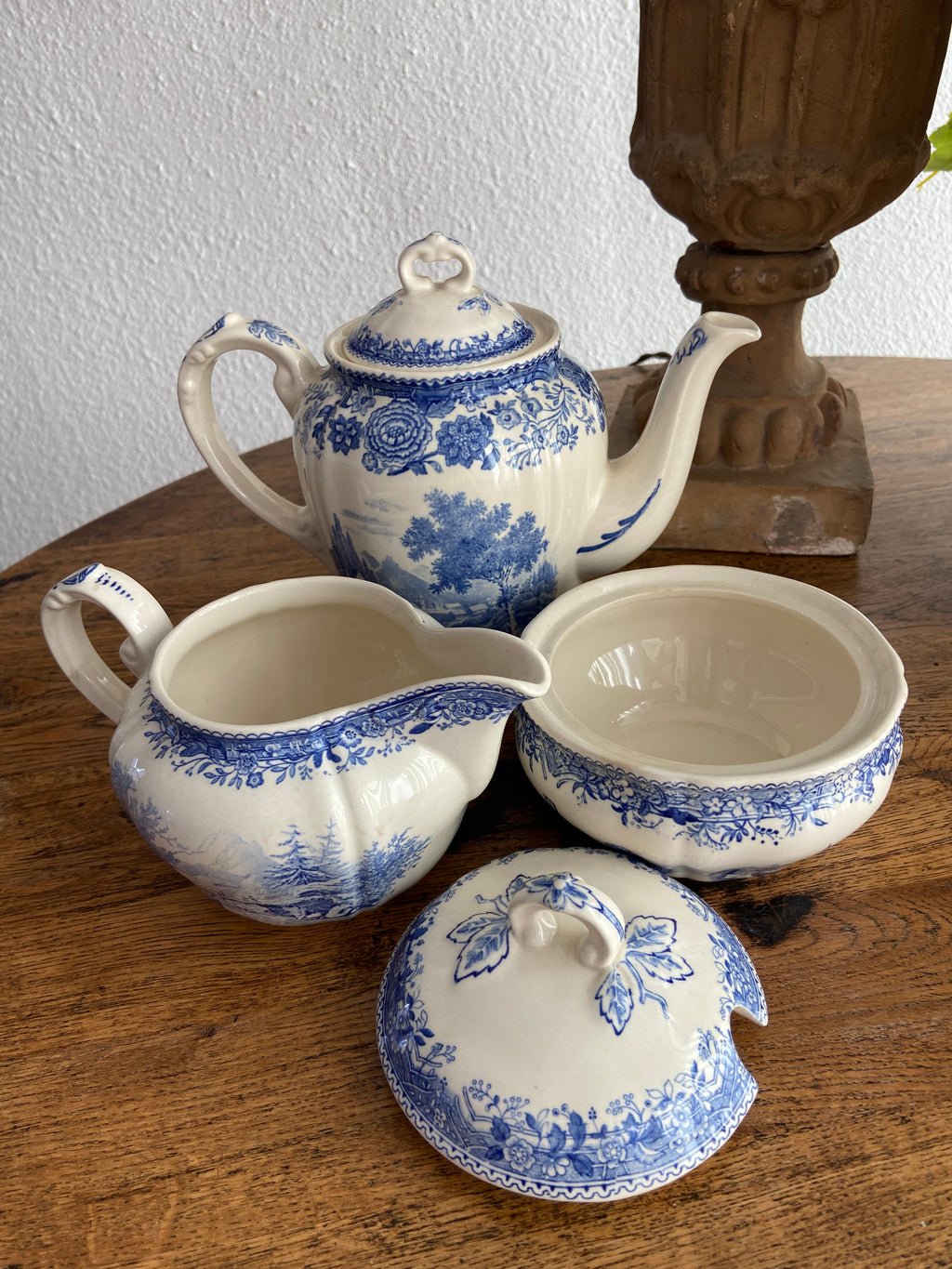 Tetera, lechera y azucarero en loza alemana "Villeroy & Boch" Burgenland.