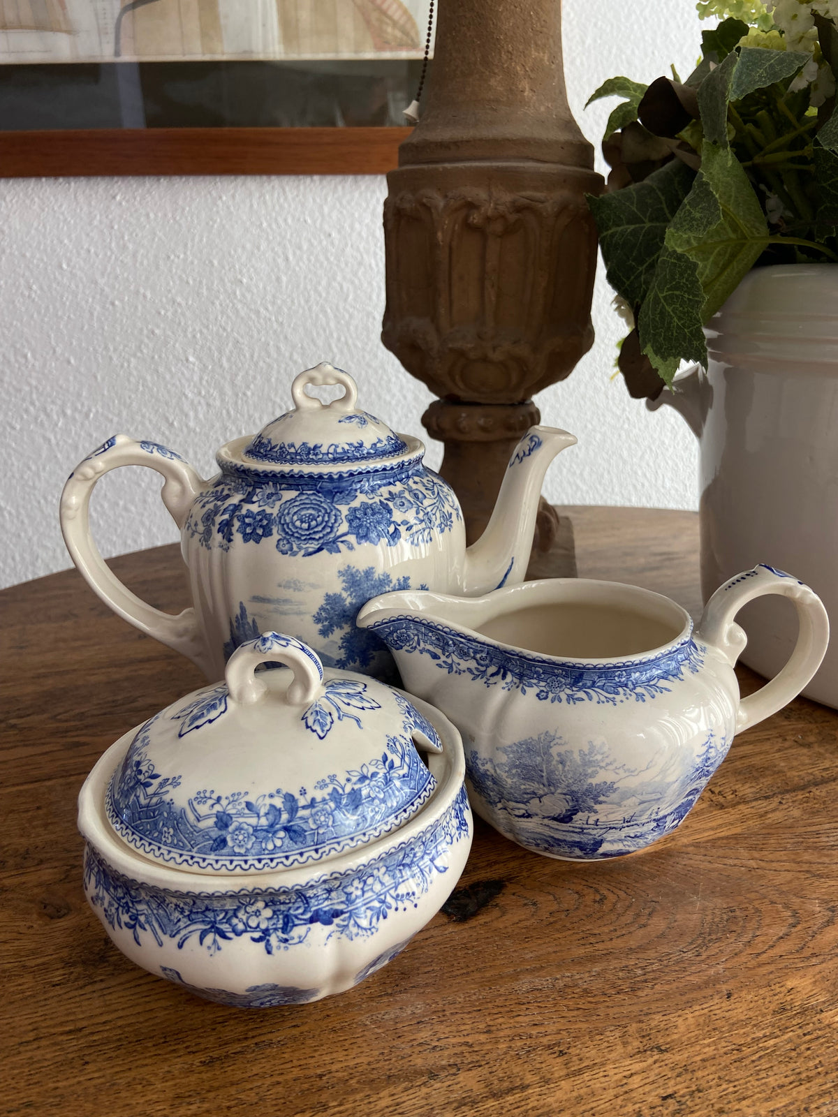Tetera, lechera y azucarero en loza alemana "Villeroy & Boch" Burgenland.