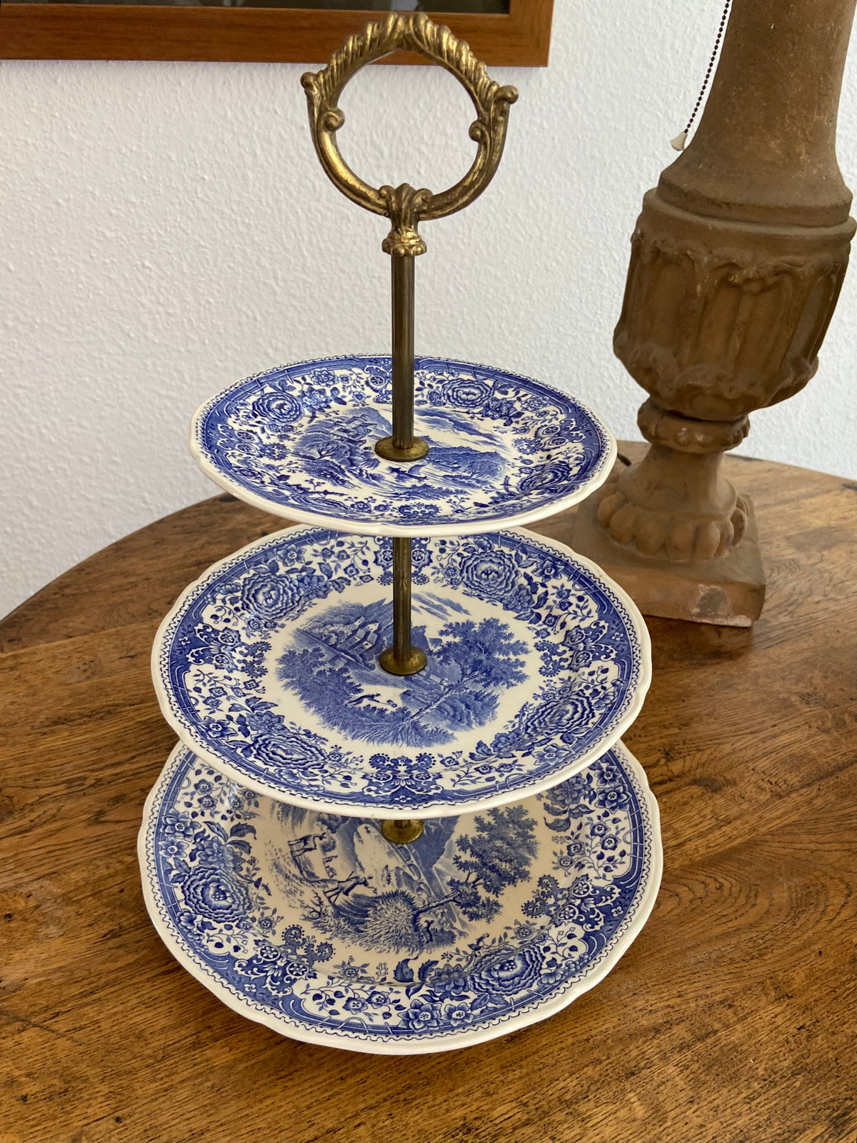 Pastelero de tres pisos   "Villeroy & Boch" Alemania.