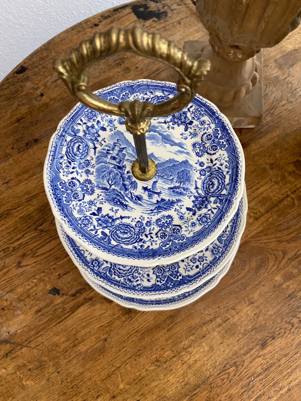 Pastelero de tres pisos   "Villeroy & Boch" Alemania.