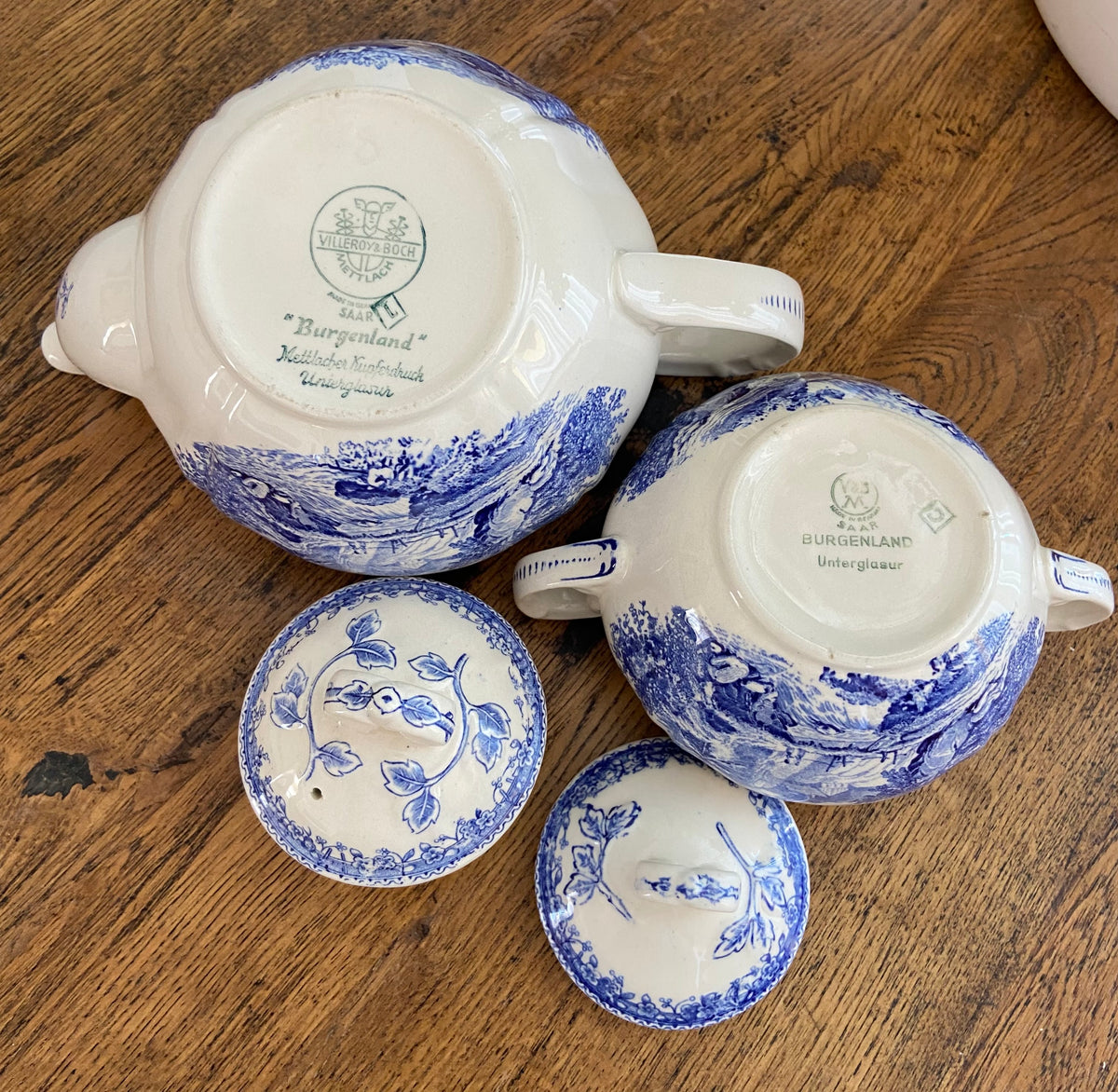 Tetera y azucarero en loza alemana "Villeroy & Boch"