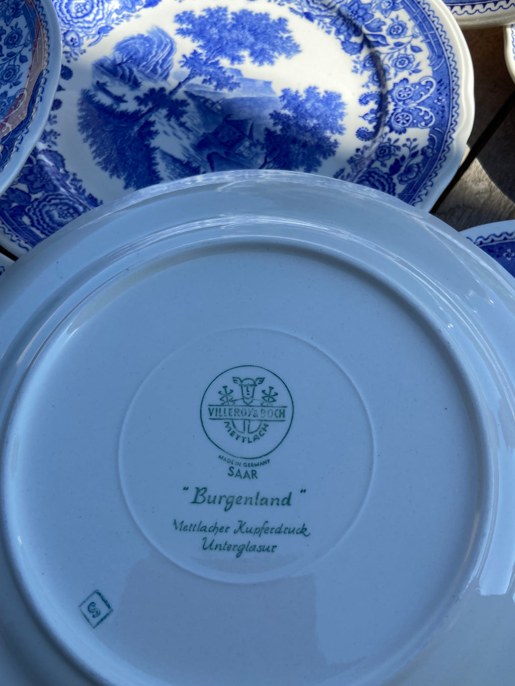 Bandeja redonda con asas y 8 platos de merienda en loza alemana "Villeroy & Boch"