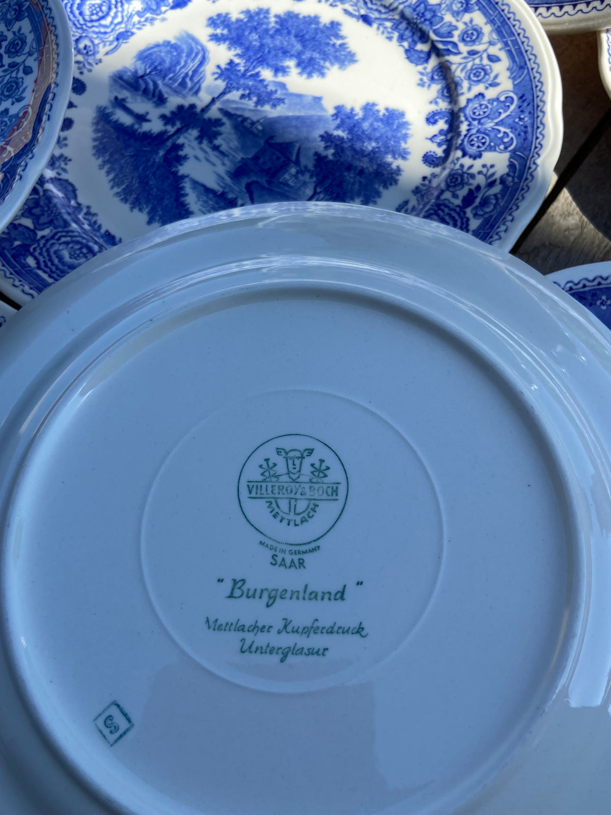 Bandeja redonda con asas y 8 platos de merienda en loza alemana "Villeroy & Boch"