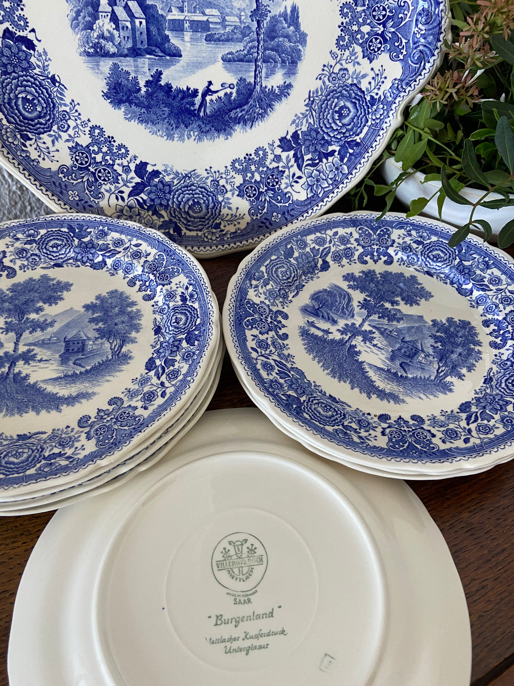 Bandeja redonda con asas y 8 platos de merienda en loza alemana "Villeroy & Boch"