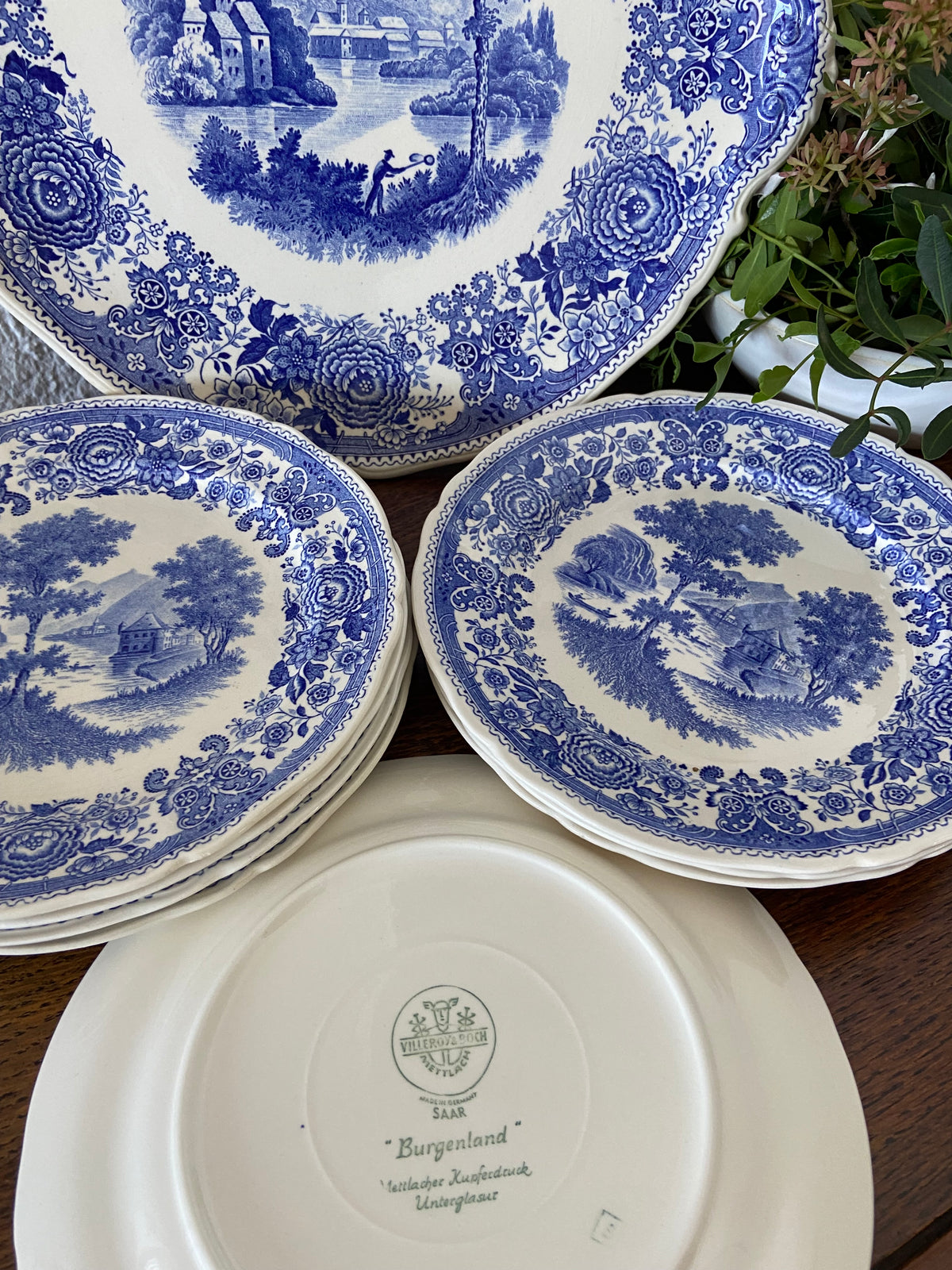 Bandeja redonda con asas y 8 platos de merienda en loza alemana "Villeroy & Boch"
