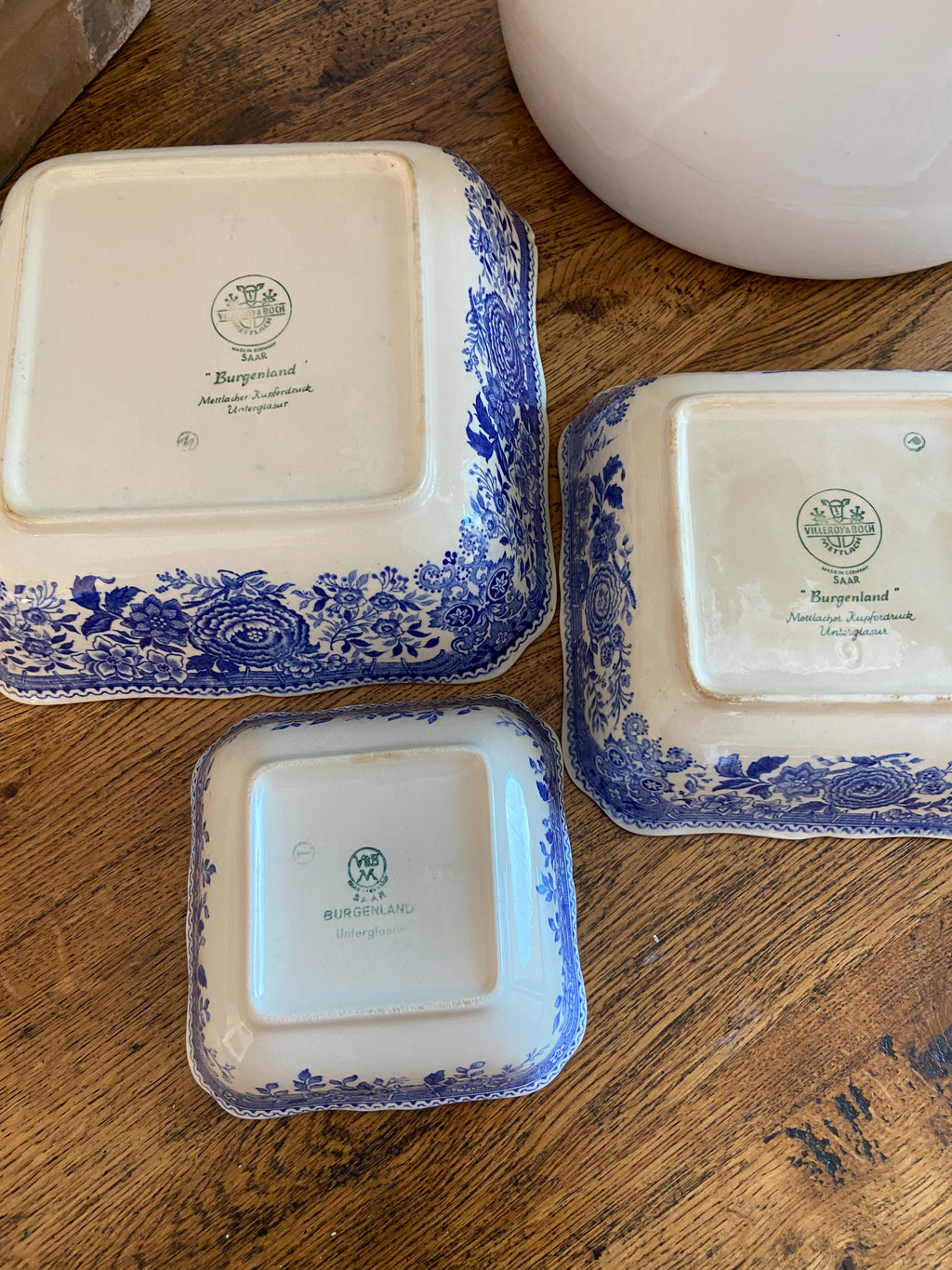 Juego de tres fuentes cuadradas/boles en loza alemana "Villeroy & Boch" (mod. Burgerland).