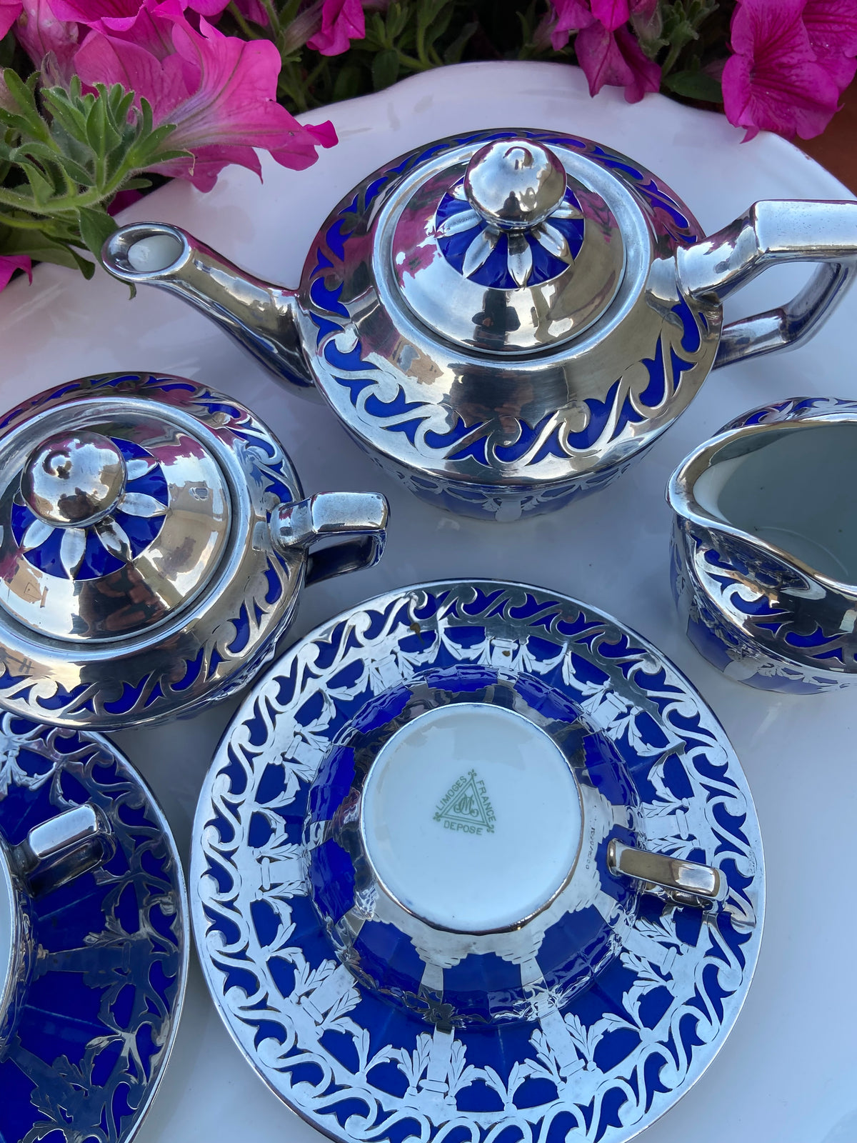 Tetera, lechera, azucarero y 2 tazas de té con plato en porcelana francesa de Limoges "Depose".