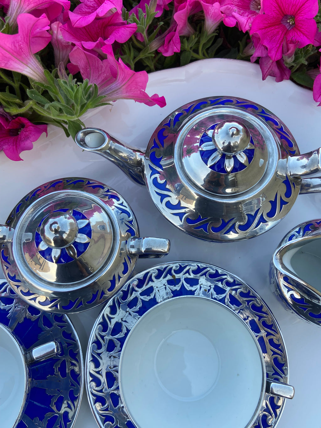 Tetera, lechera, azucarero y 2 tazas de té con plato en porcelana francesa de Limoges "Depose".