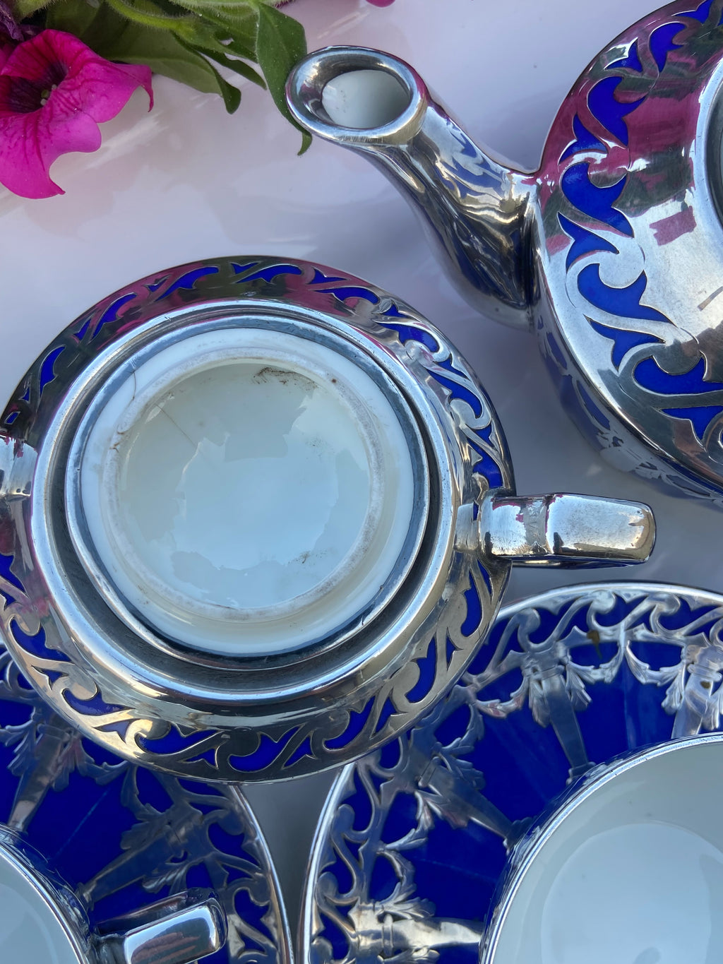 Tetera, lechera, azucarero y 2 tazas de té con plato en porcelana francesa de Limoges "Depose".