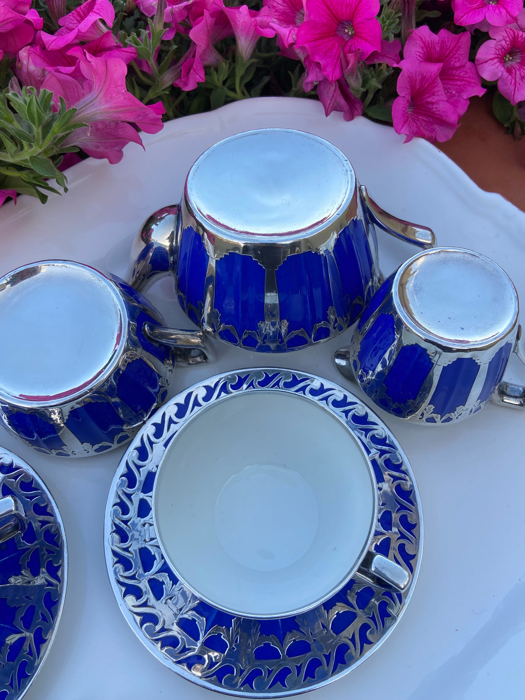 Tetera, lechera, azucarero y 2 tazas de té con plato en porcelana francesa de Limoges "Depose".