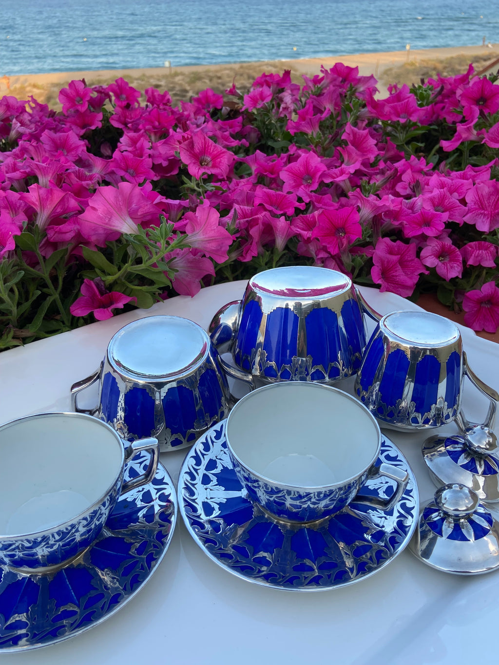 Tetera, lechera, azucarero y 2 tazas de té con plato en porcelana francesa de Limoges "Depose".