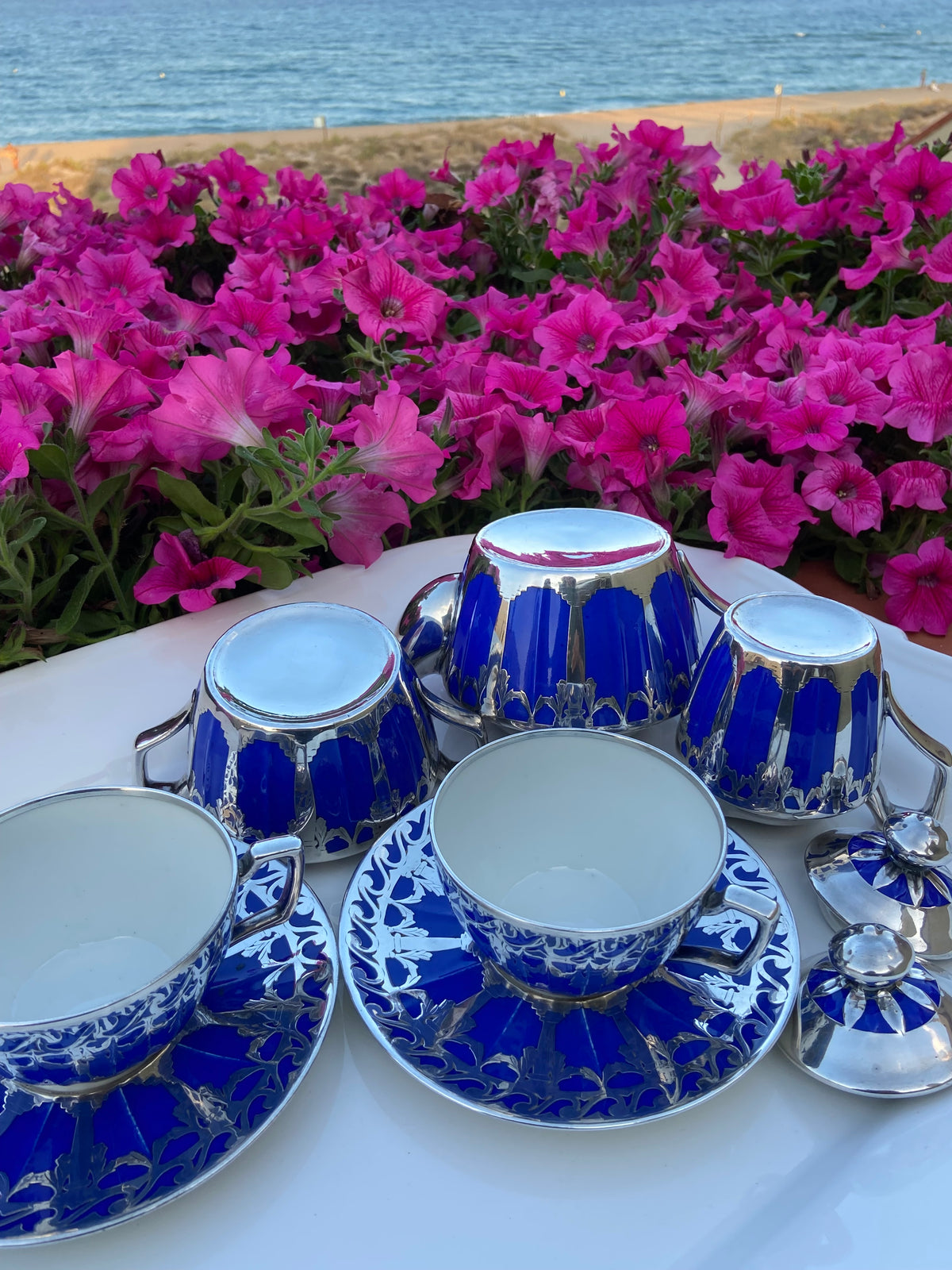 Tetera, lechera, azucarero y 2 tazas de té con plato en porcelana francesa de Limoges "Depose".