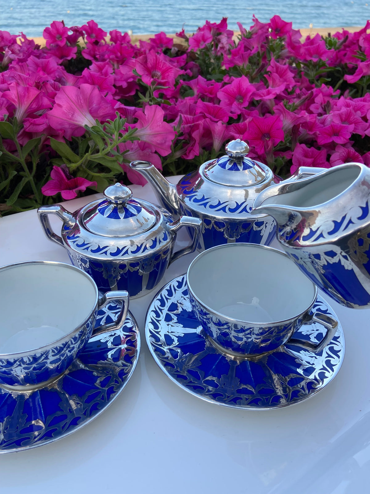 Tetera, lechera, azucarero y 2 tazas de té con plato en porcelana francesa de Limoges "Depose".