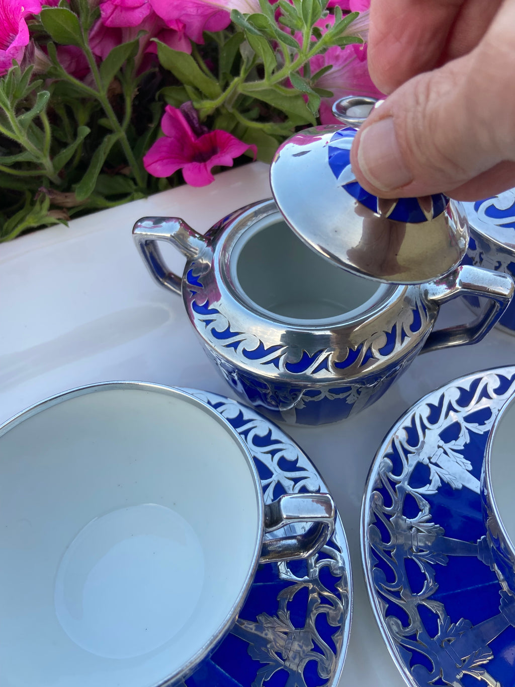 Tetera, lechera, azucarero y 2 tazas de té con plato en porcelana francesa de Limoges "Depose".