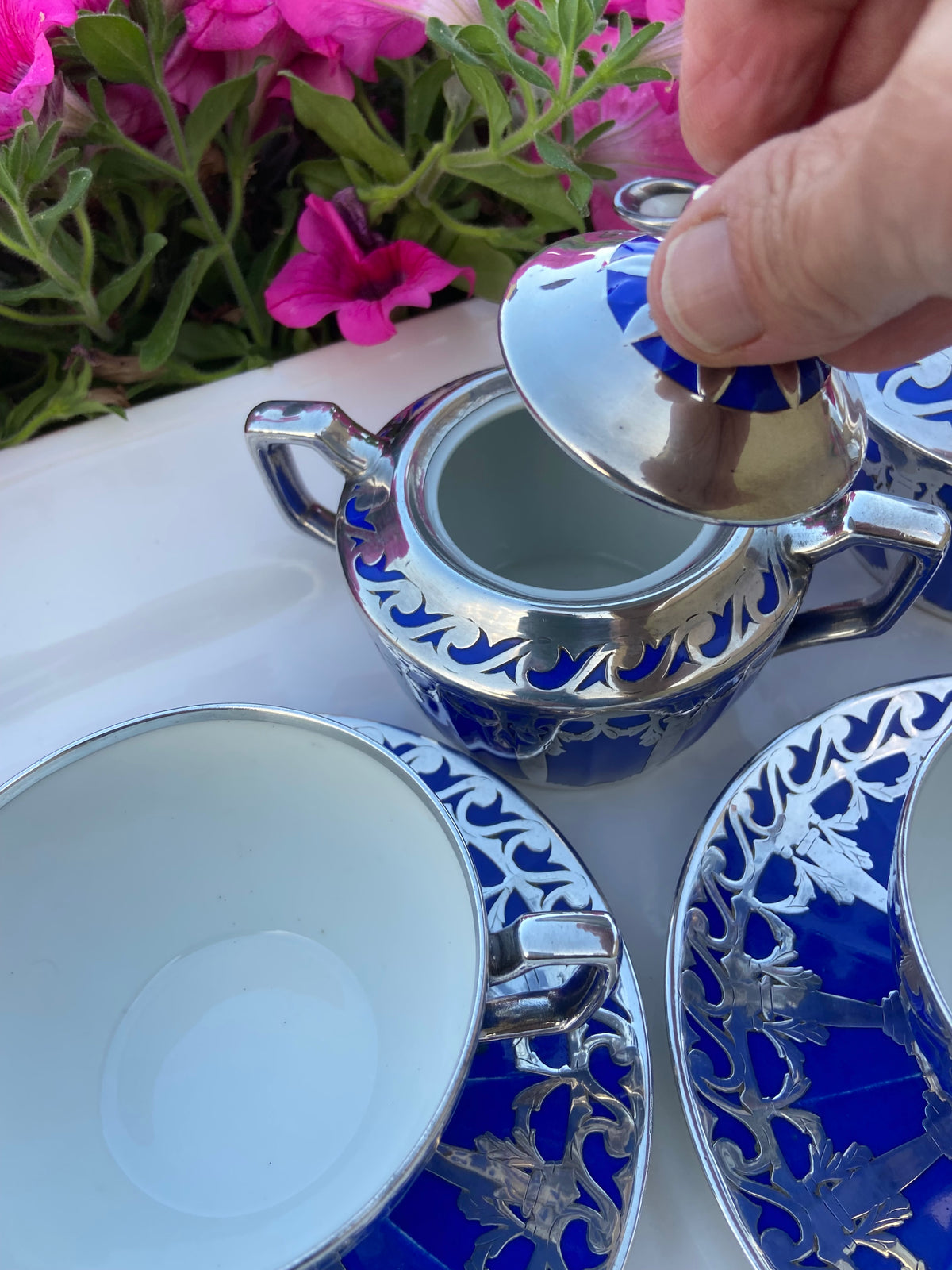 Tetera, lechera, azucarero y 2 tazas de té con plato en porcelana francesa de Limoges "Depose".