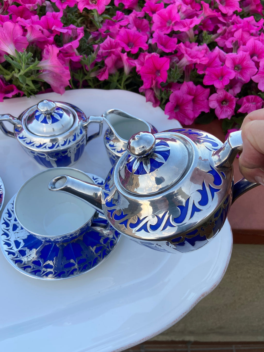 Tetera, lechera, azucarero y 2 tazas de té con plato en porcelana francesa de Limoges "Depose".