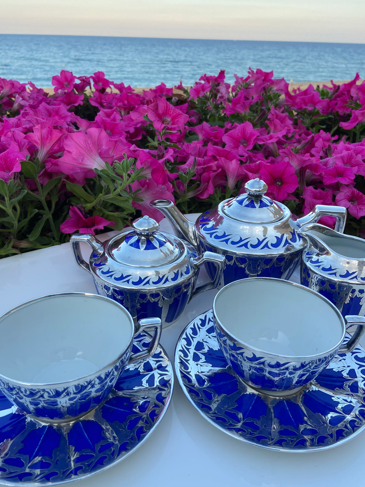 Tetera, lechera, azucarero y 2 tazas de té con plato en porcelana francesa de Limoges "Depose".