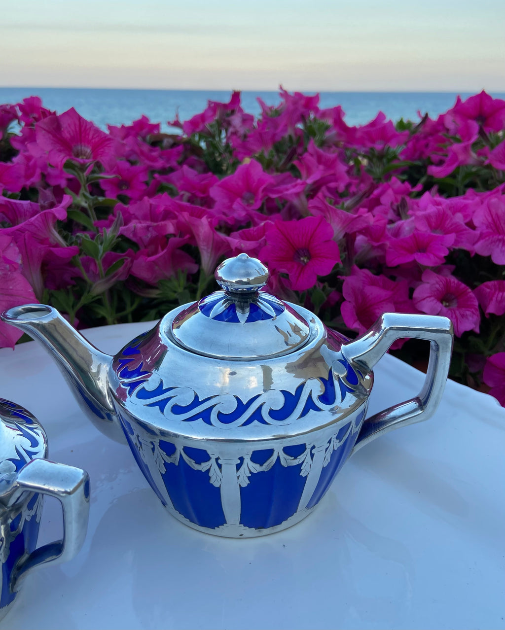 Tetera, lechera, azucarero y 2 tazas de té con plato en porcelana francesa de Limoges "Depose".