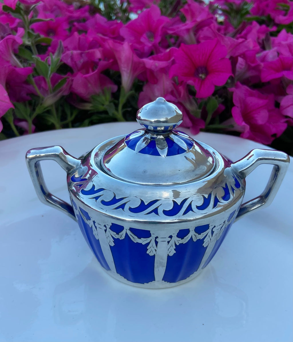 Tetera, lechera, azucarero y 2 tazas de té con plato en porcelana francesa de Limoges "Depose".