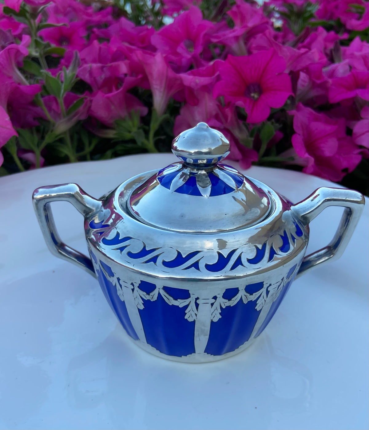 Tetera, lechera, azucarero y 2 tazas de té con plato en porcelana francesa de Limoges "Depose".